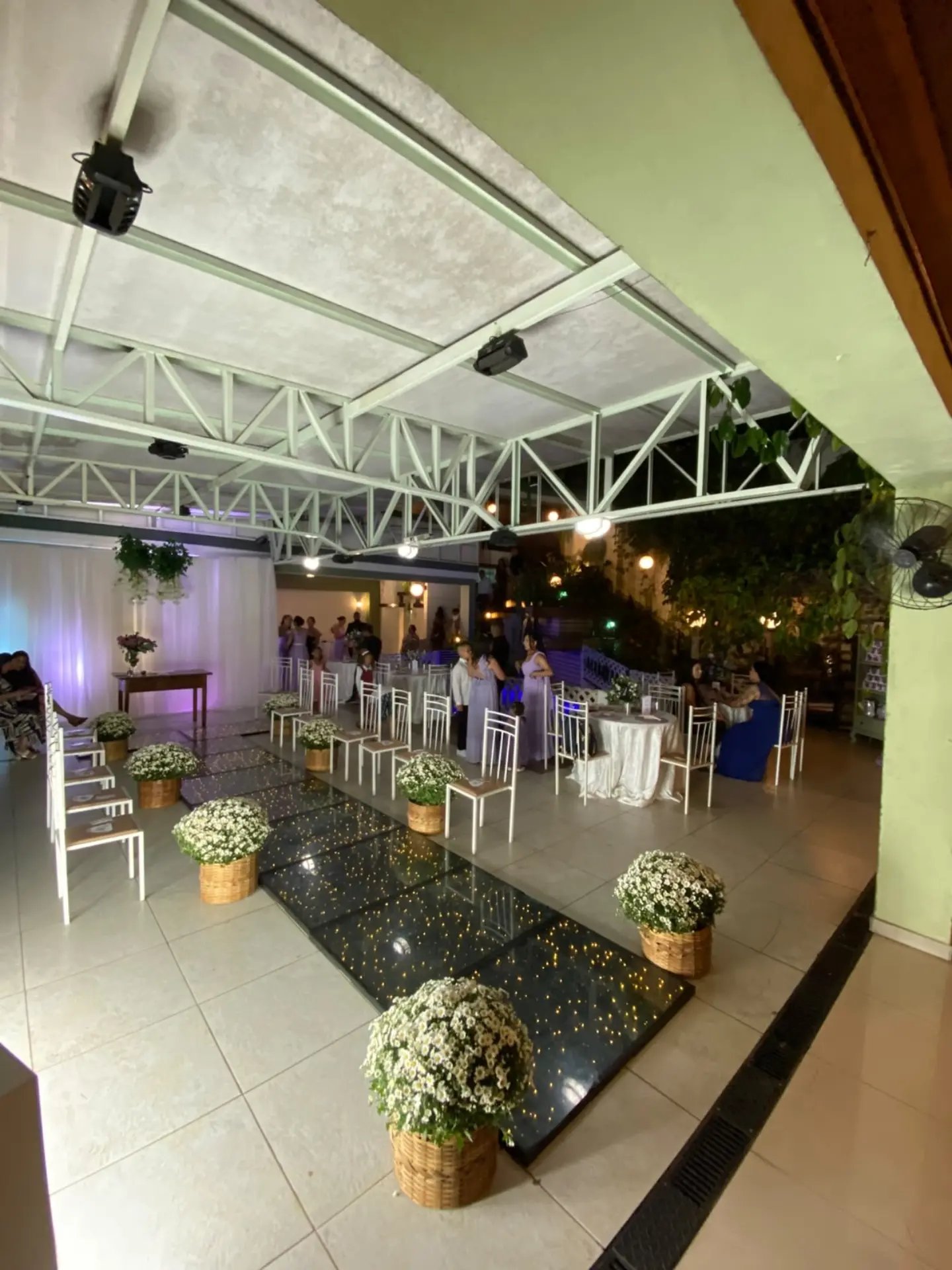 Salão principal do Espaço Leões decorado para cerimônia