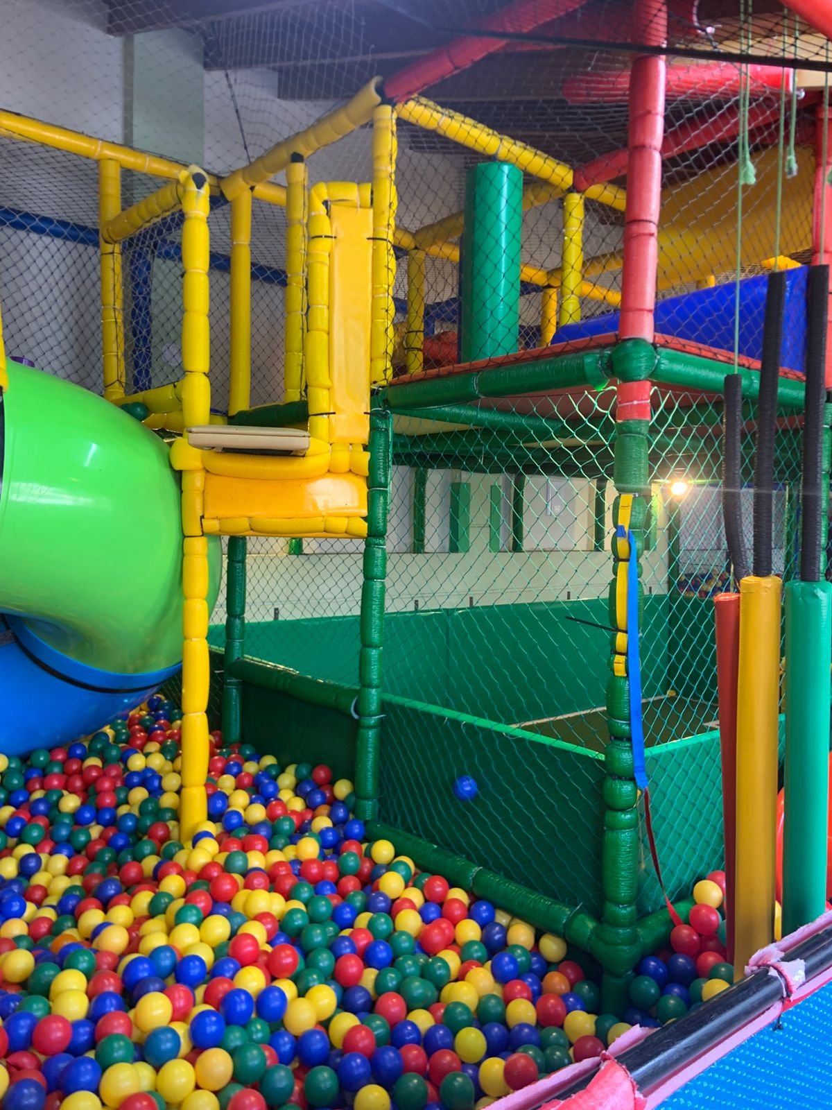 Piscina de bolinhas com tobogã