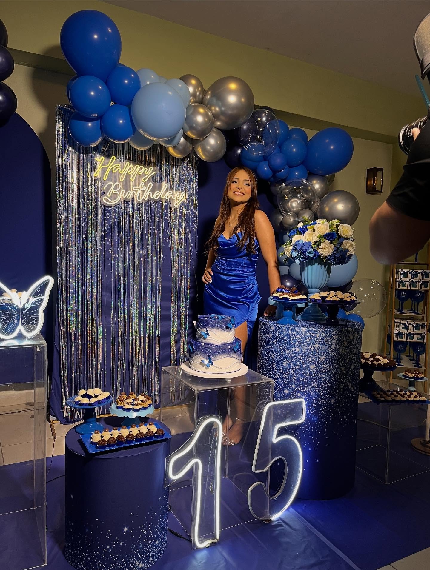 Mesa do bolo decorada para festa de 15 anos